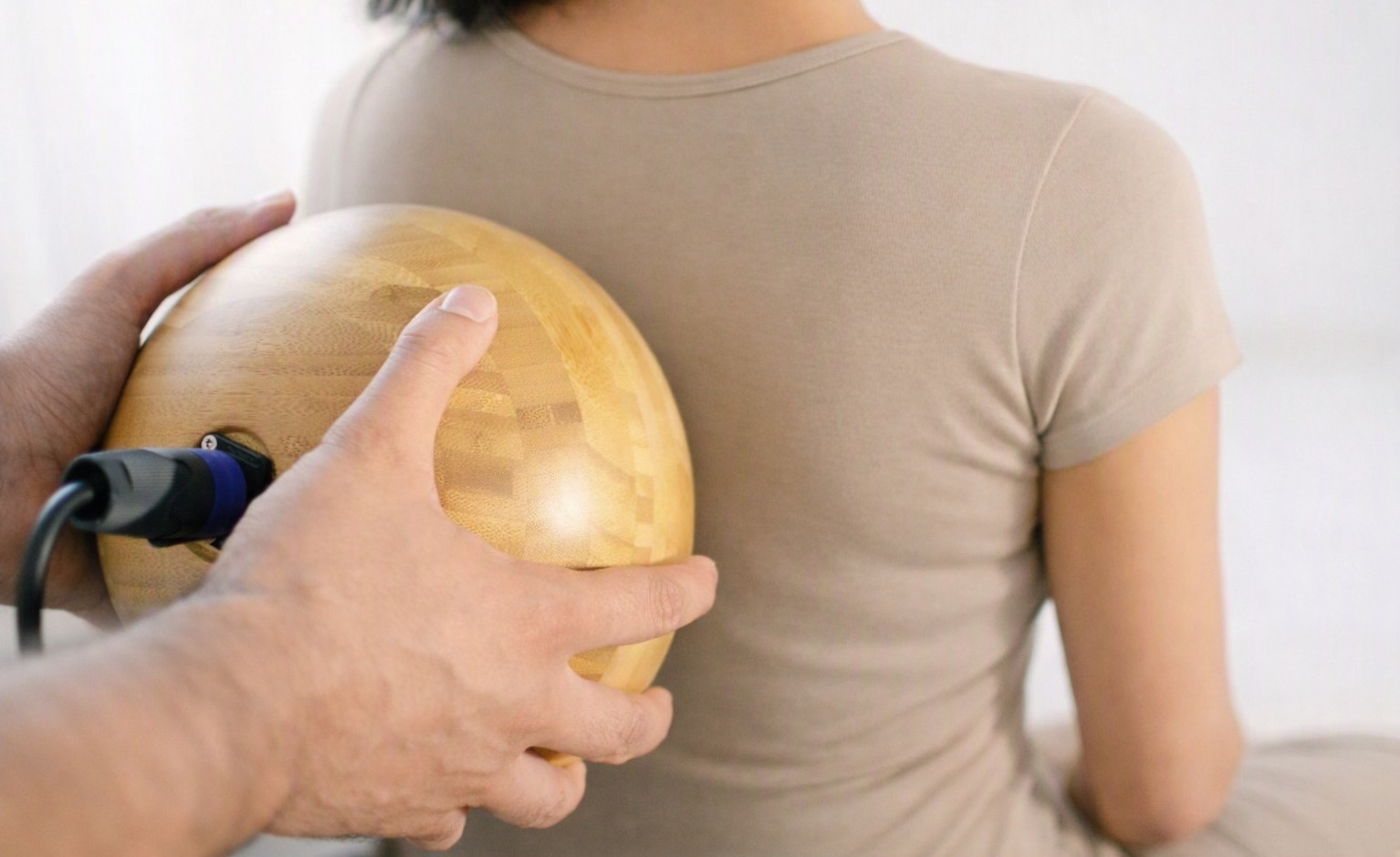 La Sfera Emozionale HBE appoggiata sulla schiena durante una sessione